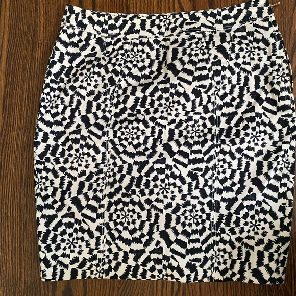 Leifsdottir knee length skirt size 6 black & white geometric print‎ ruffle EUC - Picture 2 of 8
